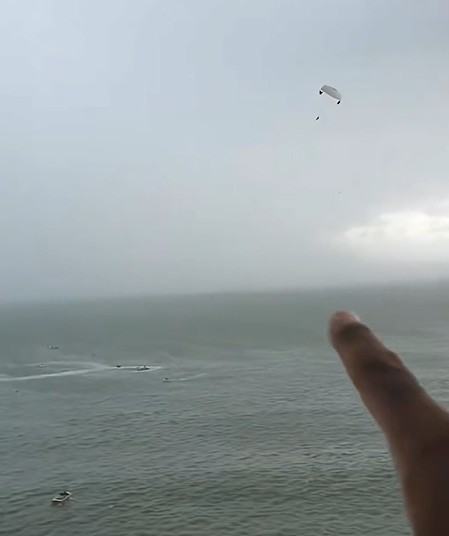 Storm in Mexico: A Parasailer Swept Away After the Tow Rope Snaps