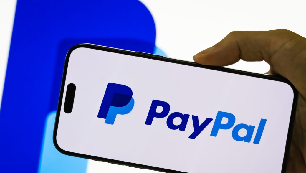 PayPal Shares Plunge: CEO Shock Exit and Dim Outlook Trigger 20% Crash