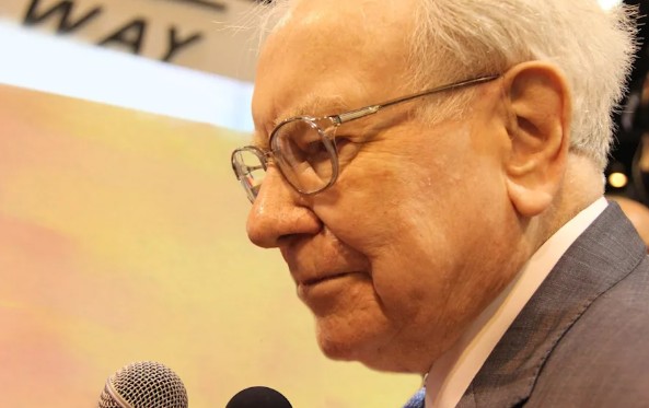 Warren Buffett Just Issued a Stock Market Warning: Are Investors Repeating the Mistake That Led to the Dot-Com Bubble?